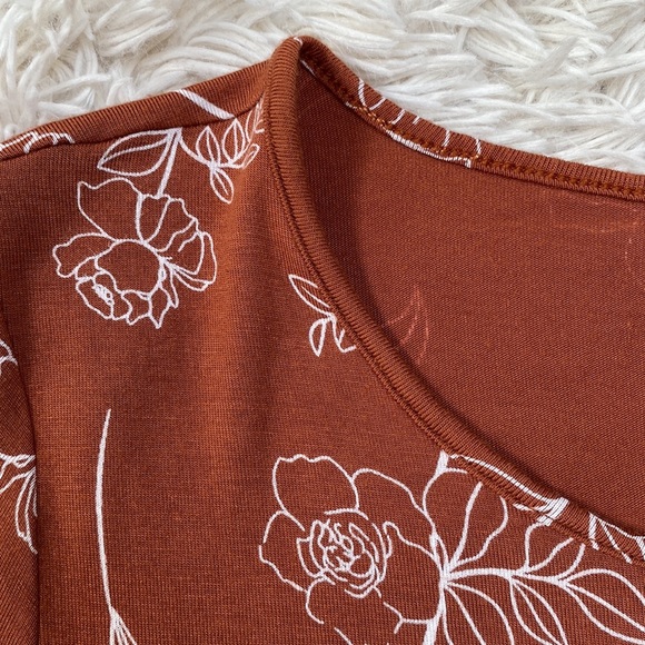 Apt. 9 SS Floral Top ๐ Rust & White - Picture 7 of 9